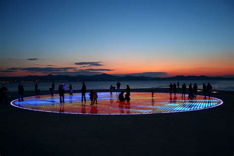 Tematické foto: Pozdrav Slnku Zadar pri západe slnka