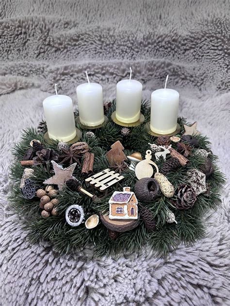 Hotový, ozdobený medovníkový adventný veniec so sviečkami