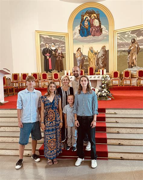 Záber na vianočne ladenú rodinnú fotografiu umiestnenú na pohľadnici