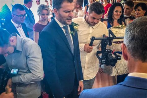 Rodinné chaos a pretvárka na veľkej svadbe