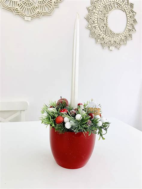 Hotová vianočná ikebana v sklenenom pohári so sviečkou a čečinou