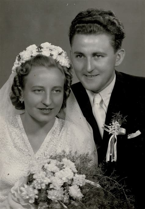 Fotografia šťastných ľudí zabávajúcich sa vo fotokútiku s vtipnými rekvizitami