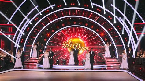 Fotografia s efektom svetelných stôp a bleskom na tanečnom parkete