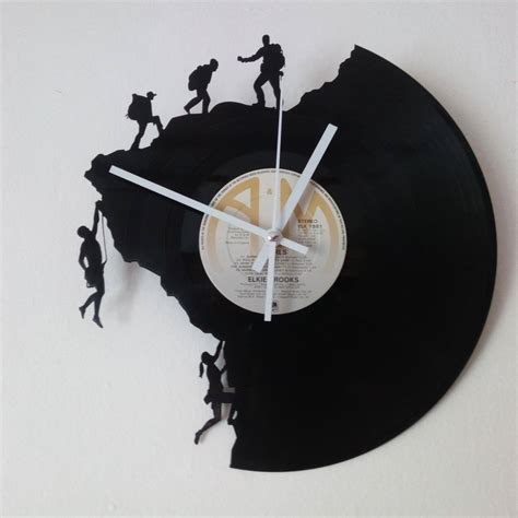 Hodiny z LP platne s motívom mesta alebo hudobnej legendy