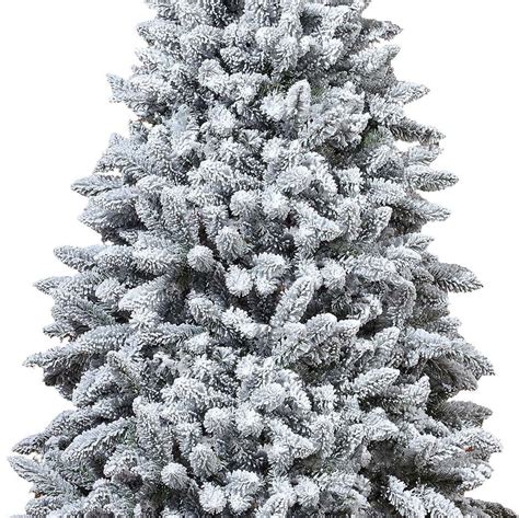 Moderný umelý vianočný stromček so zasneženým dizajnom v interiéri