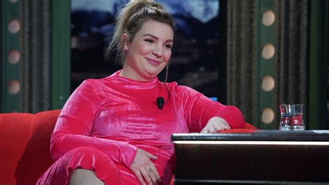 Tematické foto: Komička Simona Salátová počas stand-up vystúpenia