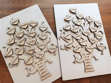 Detail dreveného nápisu s menami na svadobnom stole.