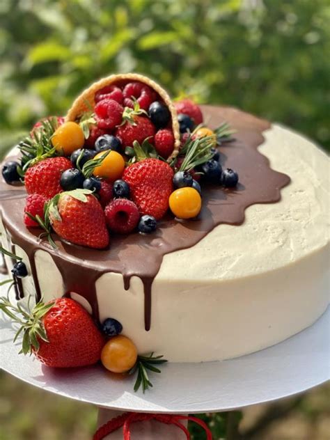 Tematické foto 18. narodeninovej torty bez fondánu, zdobená ovocím a krémom