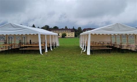 Záhradná oslava s párty stanom, osvetlením a sedením