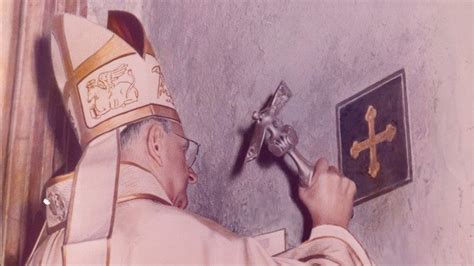 Fotografia pápeža Pavla VI. otvárajúceho Svätú bránu v roku 1975