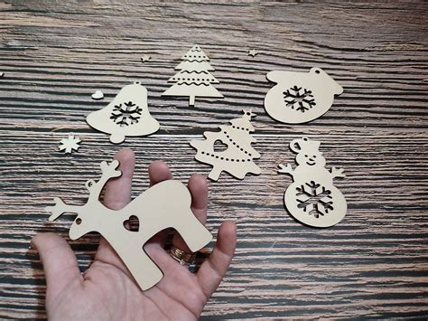 Ilustračná fotografia rôznych drevených vianočných ozdôb so sobmi a LED osvetlením