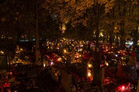 infografika znázorňujúca časovú os sviatkov: 31. október (Halloween), 1. november (Sviatok všetkých svätých) a 2. november (Pamiatka zosnulých)