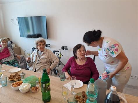 Tematické foto: Oslava narodenín v domove sociálnych služieb s klientmi a personálom