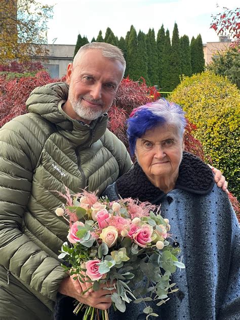 Ilustračné foto: Storočná dáma s tortou a kyticou, obklopená rodinou a priateľmi