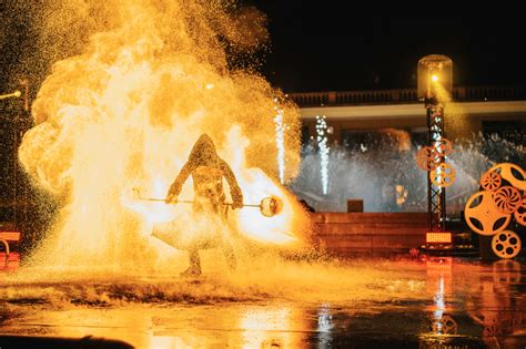 umelecká ohňová show v exteriéri s tanečníkmi a svetelnými efektmi