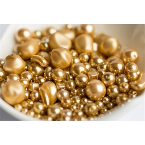 Koláž obrázkov symbolizujúcich rôzne svadobné výročí, napr. drevené predmety, zlaté prstene, perly.