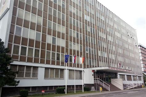 Administratívna budova miestneho úradu Karlova Ves