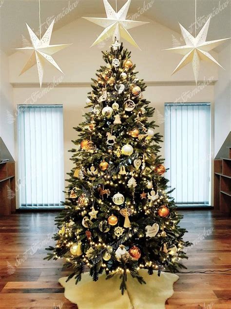 Historický vianočný stromček s tradičnými ozdobami