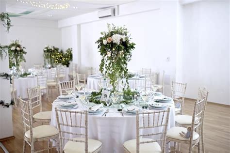 Záber na prestreté slávnostné svadobné stoly v reštaurácii Cactus s jemnou dekoráciou