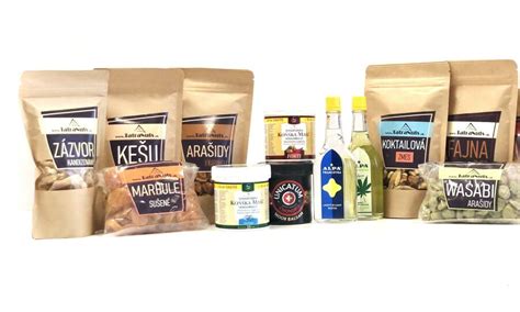 Ilustračná fotografia rôznych prírodných materiálov na výrobu venca: orechy, sušené ovocie, šišky, mach.