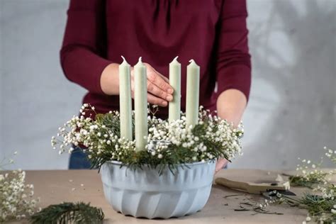 Postup upevnenia sviečky na veniec pomocou drôtenej konštrukcie.