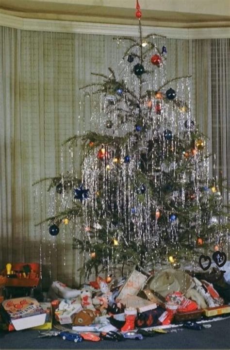 retro vianočný stromček s vintage ozdobami, nostalgická atmosféra