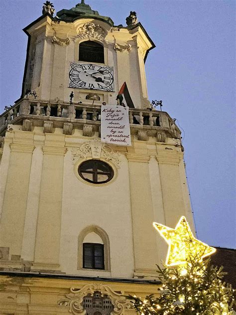 Svetelná projekcia na fasáde Starej radnice s motívmi Novembra 1989