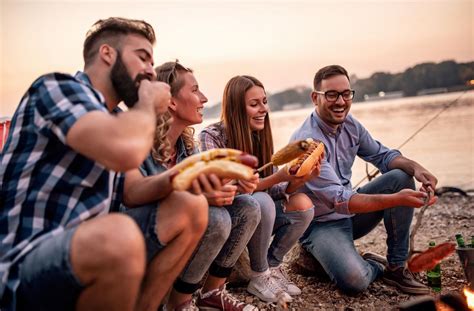 Tematické foto: Skupina ľudí na festivale pod holým nebom