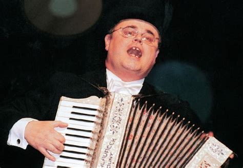 Marián Kochanský s akordeónom počas vystúpenia Lojzo