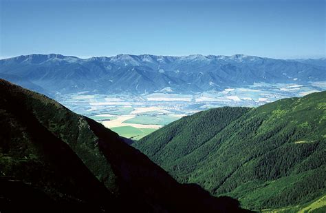 Tematická fotografia Zvolenskej kotliny obklopenej pohoriami