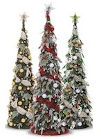 Dekoratívne vianočné kužele rôznych farieb a výšok