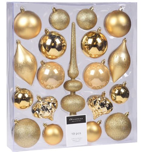 Detail zlatých vianočných ozdôb na zelenom stromčeku