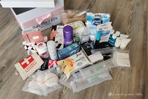 Príklad obsahu svadobného košíka prvej pomoci s miniatúrami kozmetiky a hygienických potrieb.