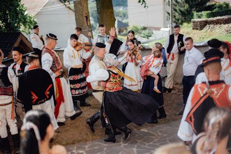Tematické foto: Tradičná východoslovenská svadba s párom v kroji
