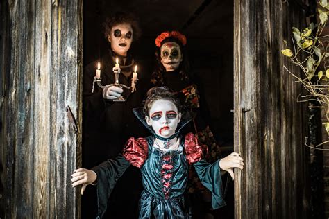 Tematické halloweenske dekorácie a deti v kostýmoch