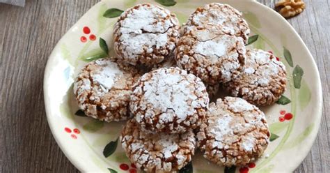 Tanier s vianočnými cukrovinkami a orechmi