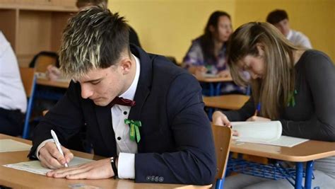 Študenti počas písomnej maturitnej skúšky