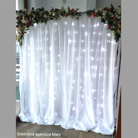 Svadobná fotostena vytvorená z balónov v bielych a zlatých tónoch