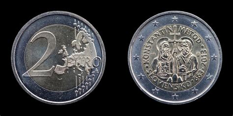 Detail pamätnej 2-eurovej mince 2009 s motívom zvonu a kľúčov