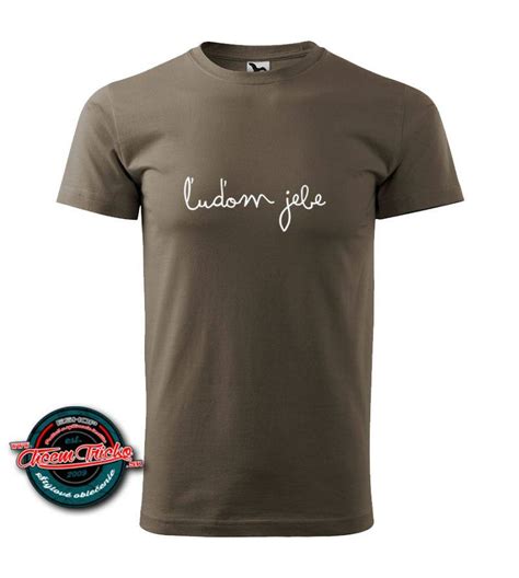 Muž v tričku s personalizovanou potlačou alebo vtipným nápisom