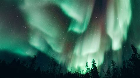 polárna žiara nad islandskou krajinou