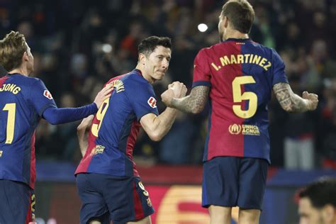 Gerard Piqué vo futbalovom drese FC Barcelona, pravdepodobne oslavujúci gól alebo víťazstvo.