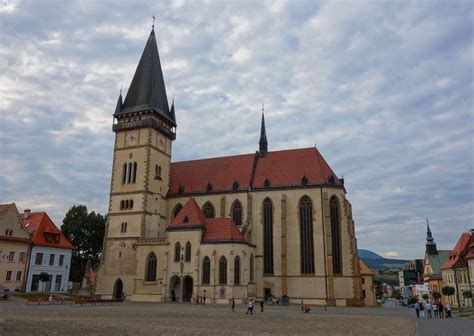 Pohľad na exteriér Baziliky sv. Egídia v Bardejove a jej dominantnú vežu