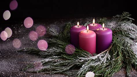 Schéma adventného venca znázorňujúca štyri sviečky, ich význam a kruhový tvar symbolizujúci večnosť