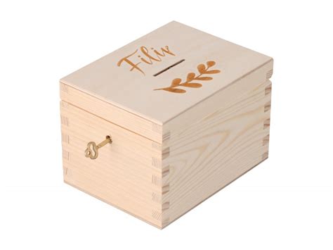 Ilustračná fotografia svadobnej krabičky na peniaze s otvoreným vekom, ukazujúca vnútornú obálku a nápisy.