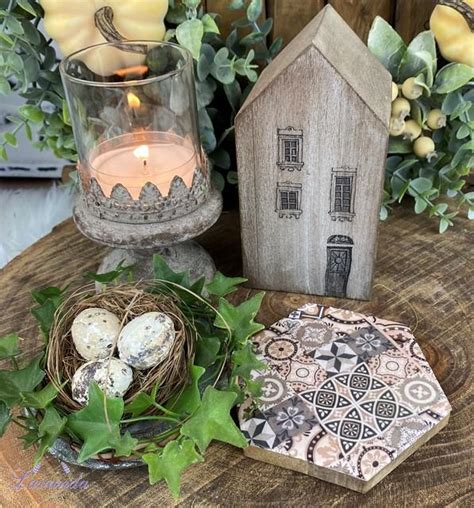 Detail stola s boho dekoráciou - drevené podložky, šišky, voľne naaranžované kvety v zaváracích pohároch