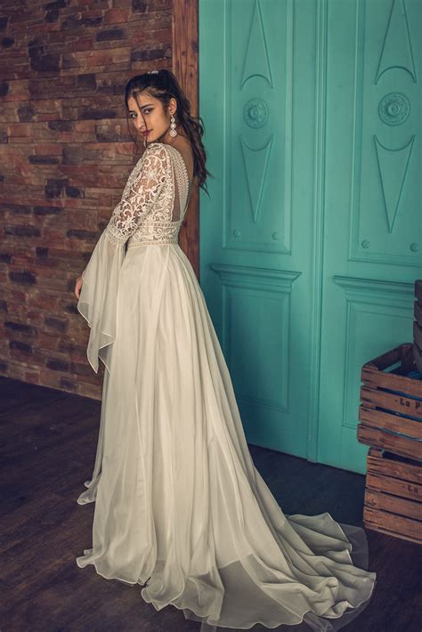 Nevesta v splývavých čipkovaných boho svadobných šatách