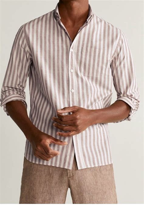 Ženích v ľanovom oblečení s vyhrnutými rukávmi a bez kravaty