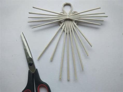 Ilustrácia: Proces pletenia vianočného stromčeka z papierových ruličiek