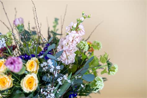 Thematické foto, ženská silueta, kytica kvetov, radosť